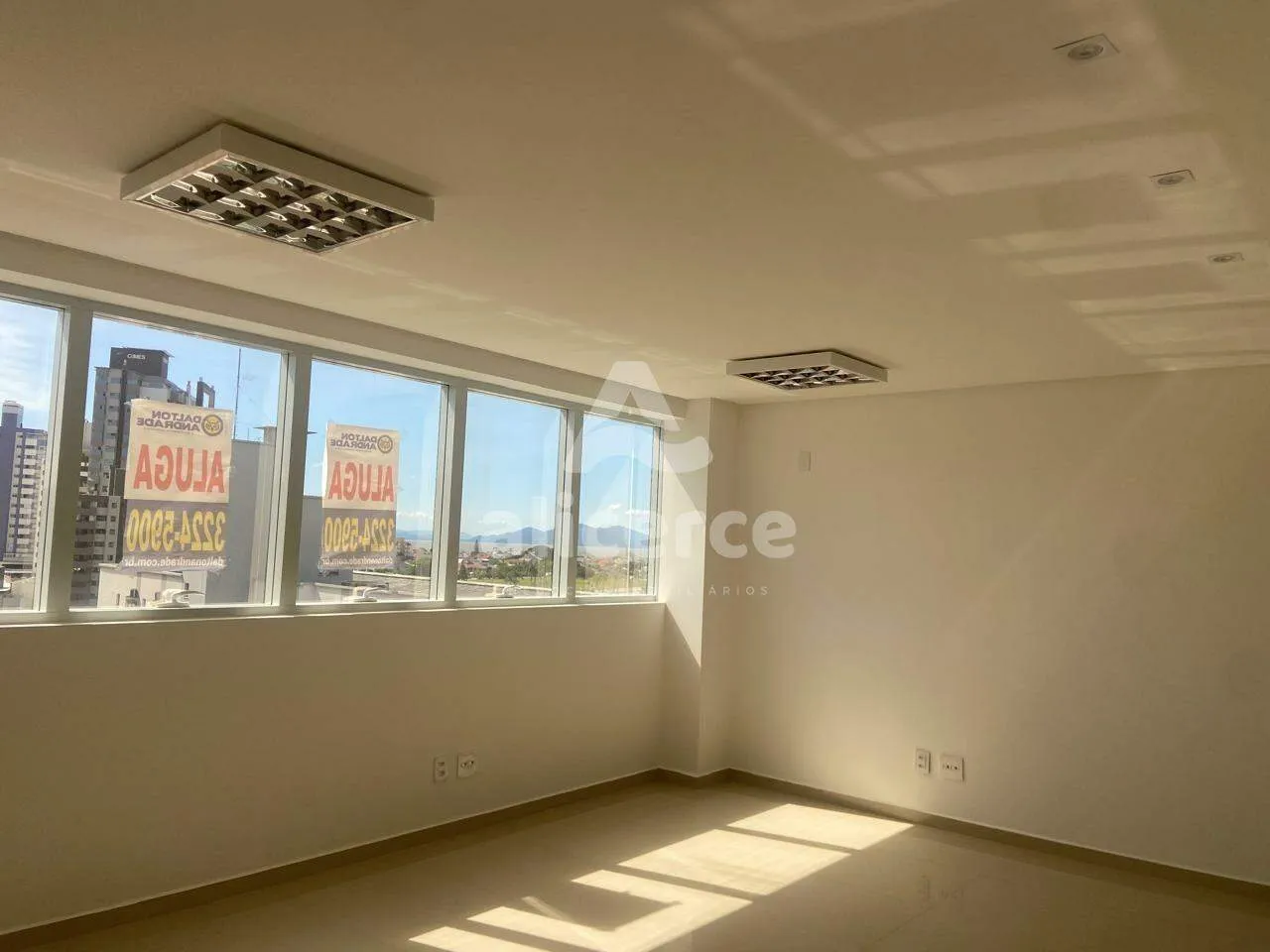 Imagem Sala Comercial para Aluguel em Florianópolis - Estreito/ Beira Mar Continental