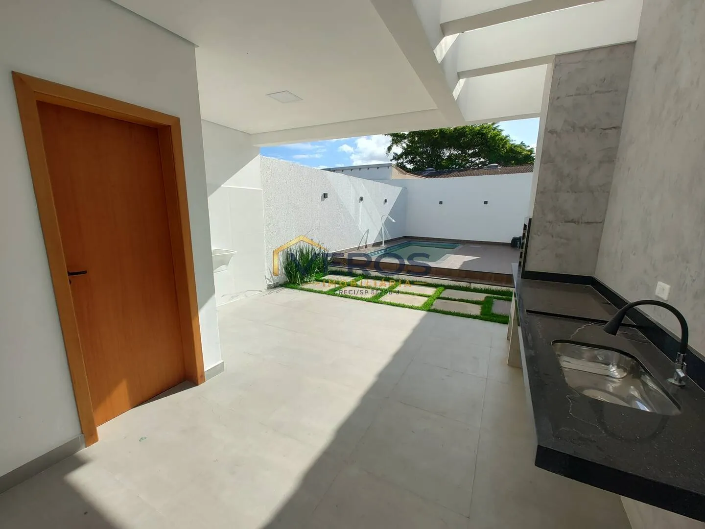 Imagem Casa nova a venda com piscina e 3 quartos no Porto Novo em Caragua