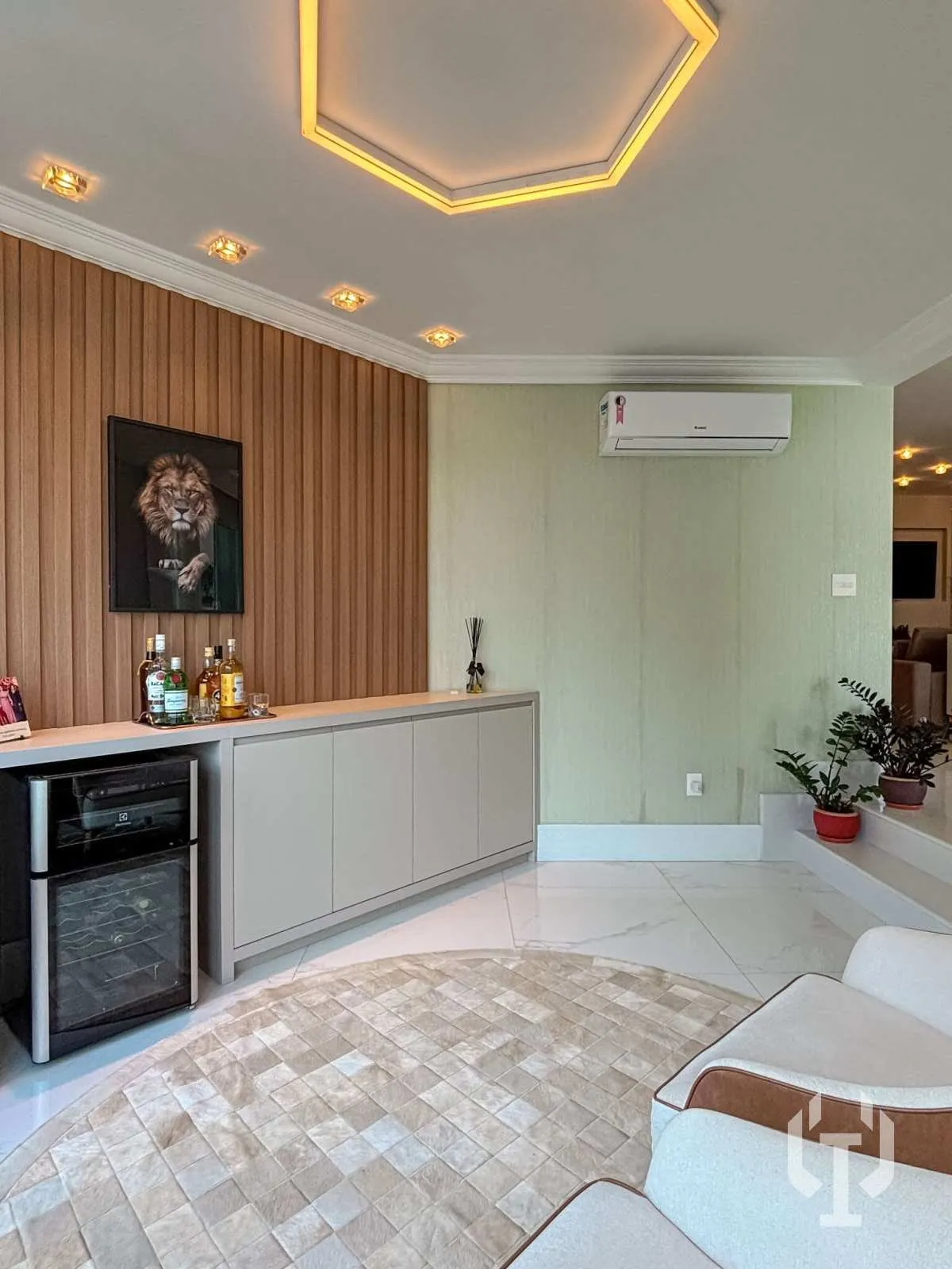Imagem Apartamento de 4 suítes na quadra do mar em Meia Praia