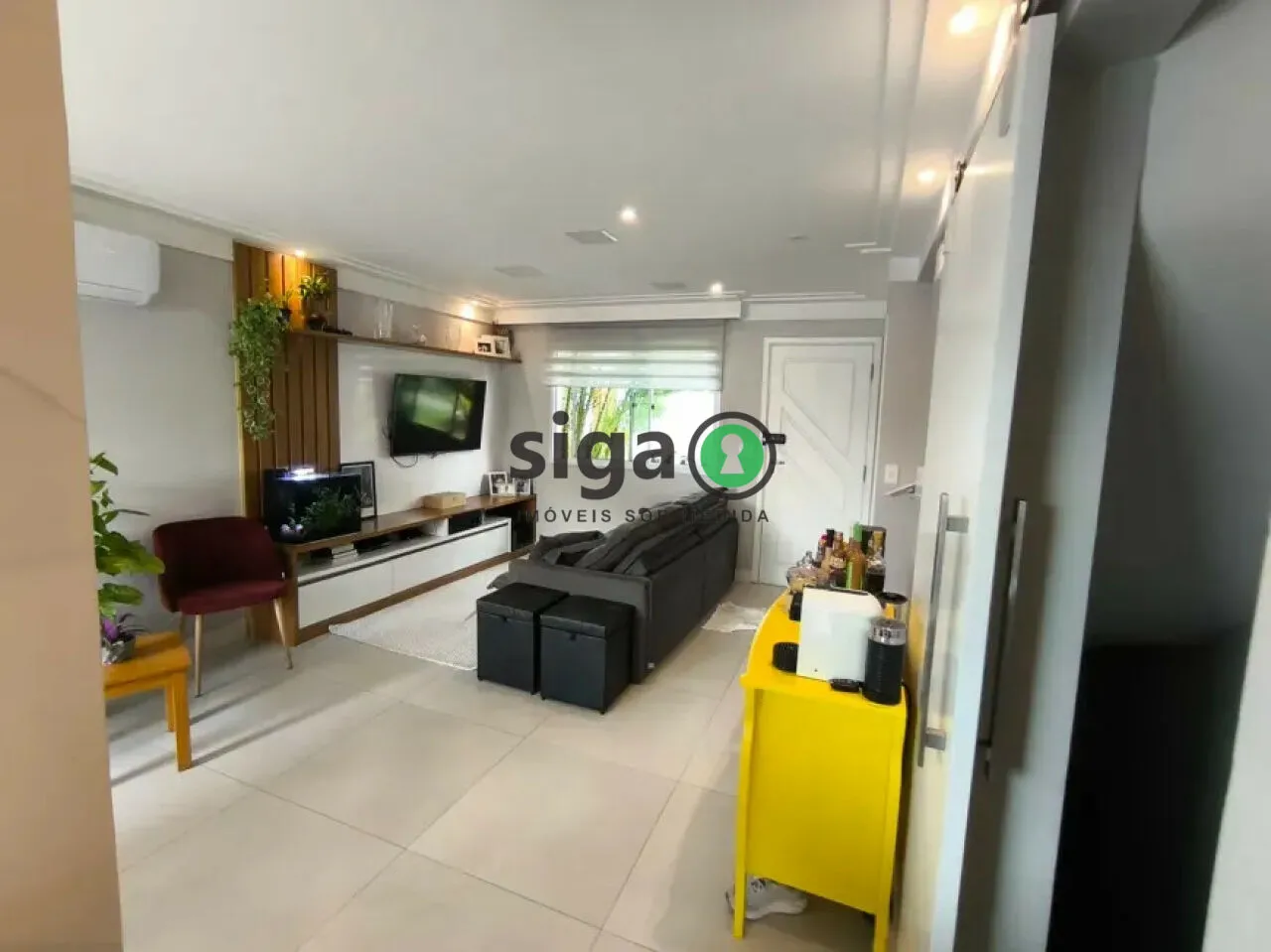 Imagem Casa sofisticada com jacuzzi privativa e acabamento contemporâneo.