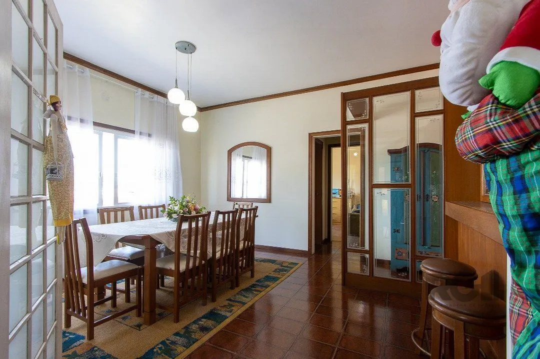 Imagem Casa com 4 quartos, suíte, churrasqueira, lareira, garagem coberta e lindo jardim.