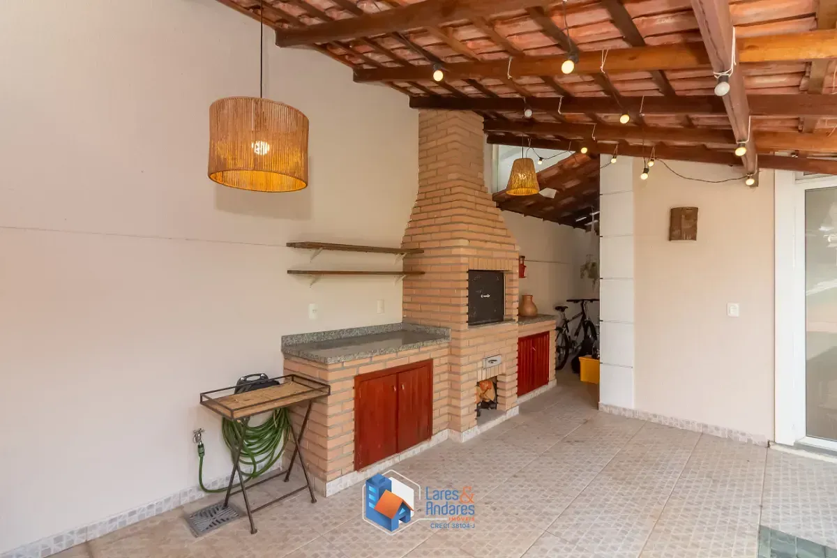 Imagem Casa no condomínio Condomínio Stephanie para venda com 5 quartos, sendo 3 suítes, 315m²