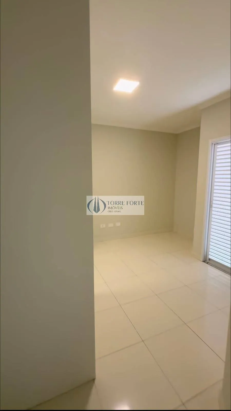 Imagem Lindo apartamento amplo, 2 dormitórios (1 suíte), 1 vaga , quintal privado.