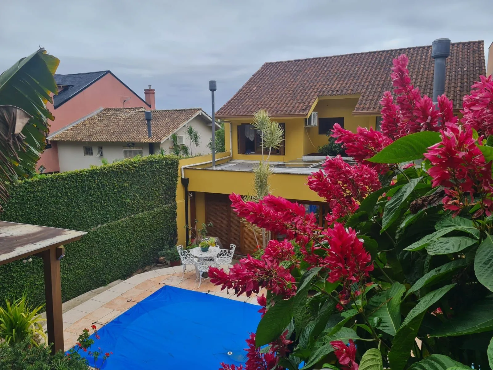 Imagem Sobrado no bairro Espírito Santo de 3 dormitórios 2 vagas e piscina