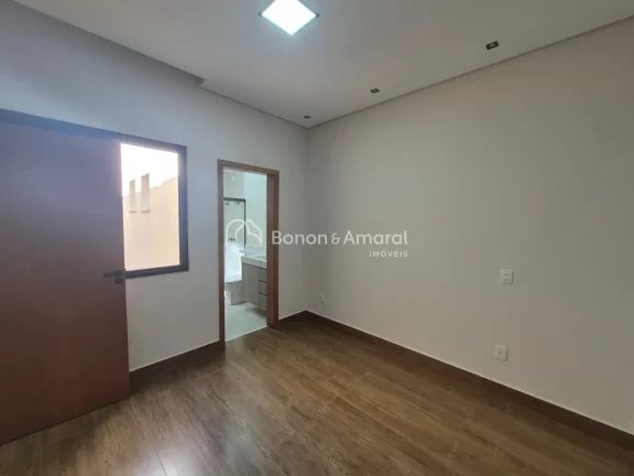 Imagem Casa moderna e sofisticada à venda em condomínio com segurança 24 horas, ideal para quem busca co...