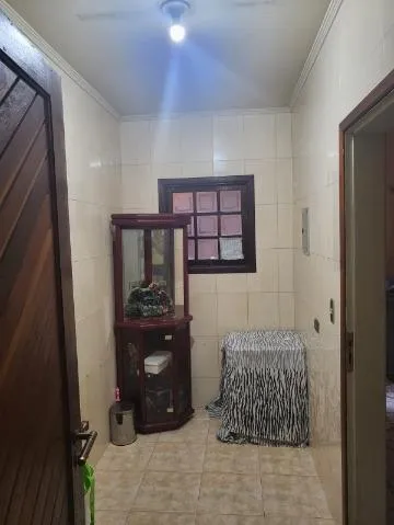 Imagem VENDA E LOCAÇÃO DE SOBRADO NA VILA VIRGÍNIA, EM ITAQUAQUECETUBA/SP, 200m² com varanda, jardim, cozinha ampla, 3 salas e suíte com hidro. CONSULTE-NOS.