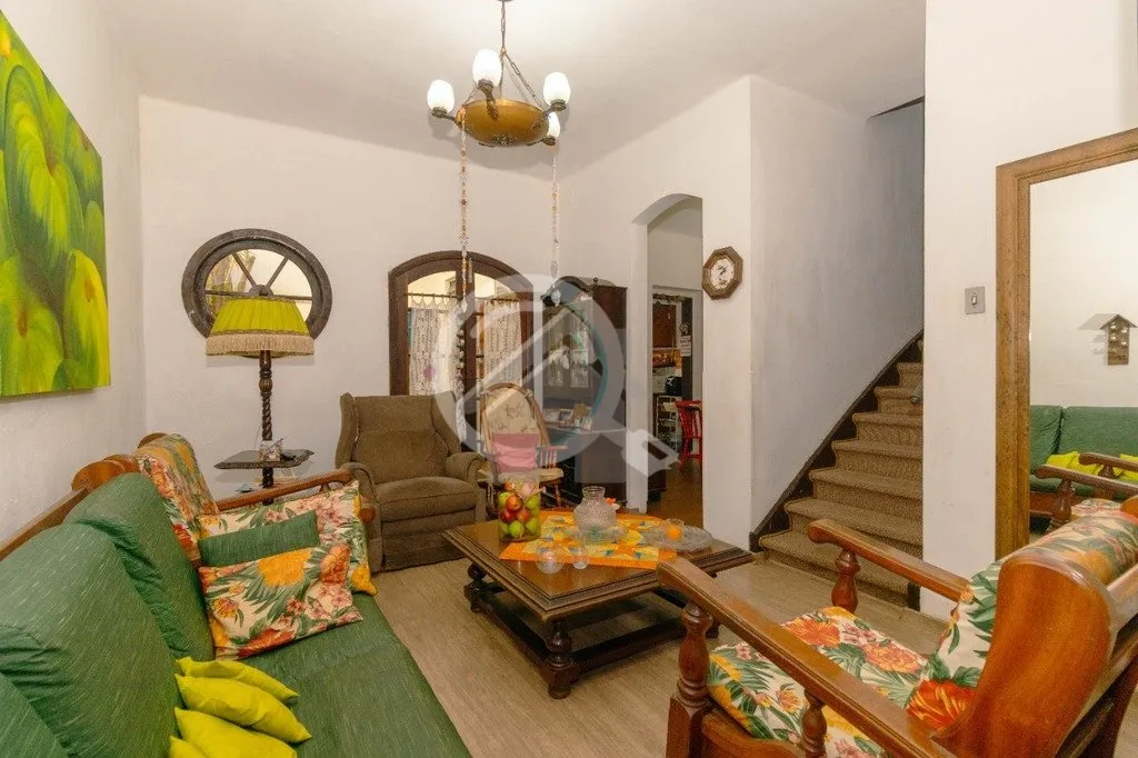 Imagem Casa 2 pavimentos com 130m² de área privativa, três dormitórios, living dois ambientes, sala de ...