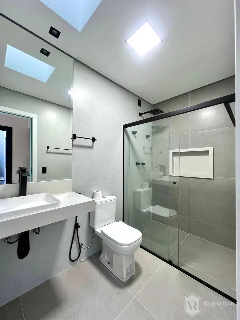 Imagem Casa Assobradada com Piscina escritório e quintal.