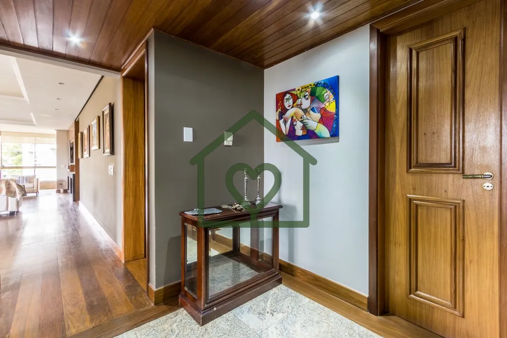 Imagem Amplo apartamento de 244m² com 2 suítes completas, sendo uma master com closet e sacada integrada....