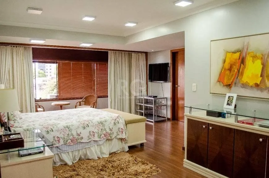 Imagem Casa com 5 dormitórios, 550 m² no Bairro Vila Jardim - Porto Alegre/RS