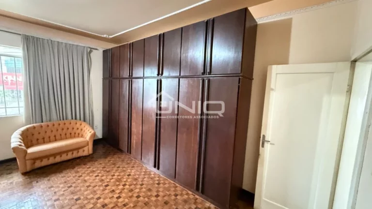 Imagem Casa com Amplo Terreno - No Centro