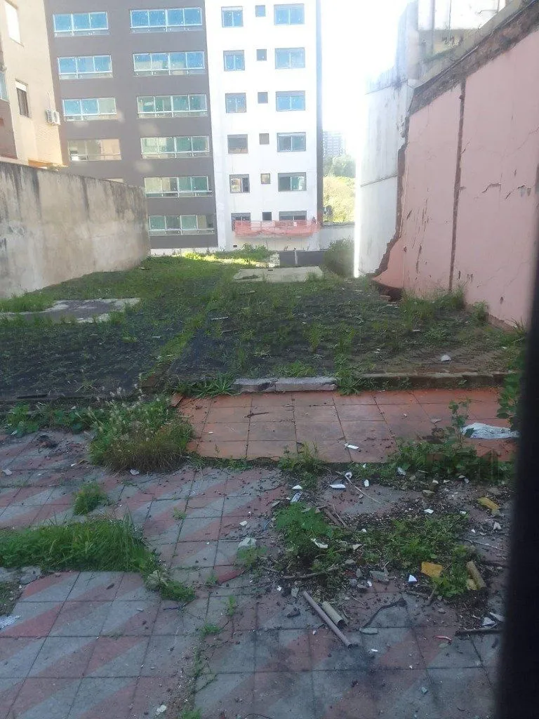 Imagem Terreno com 330 metros quadrados sendo 10 de frente e 33 da frente aos fundos.
