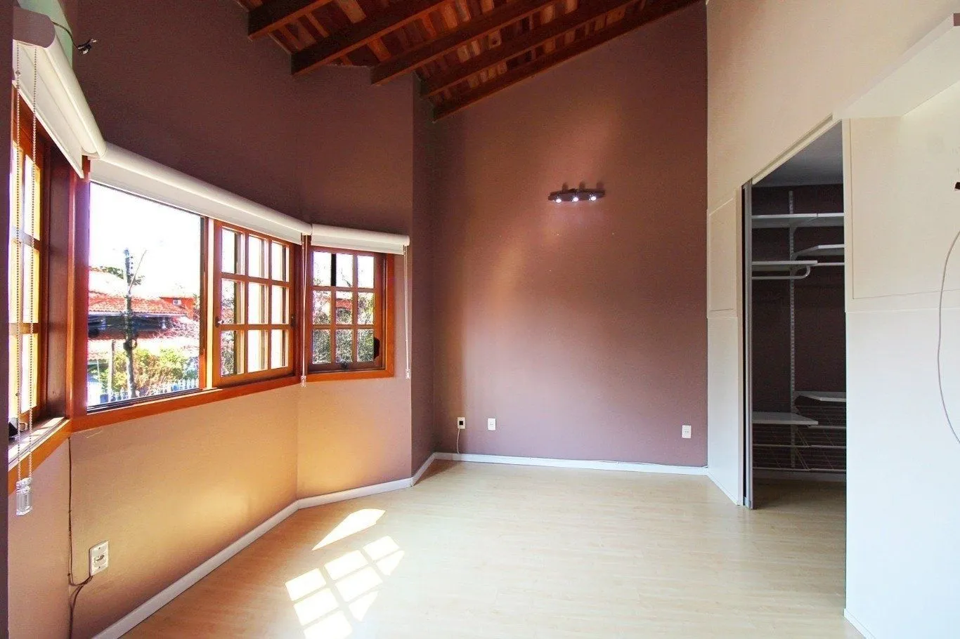 Imagem Casa de 3 dormitórios a venda no bairro Guarujá, Porto Alegre