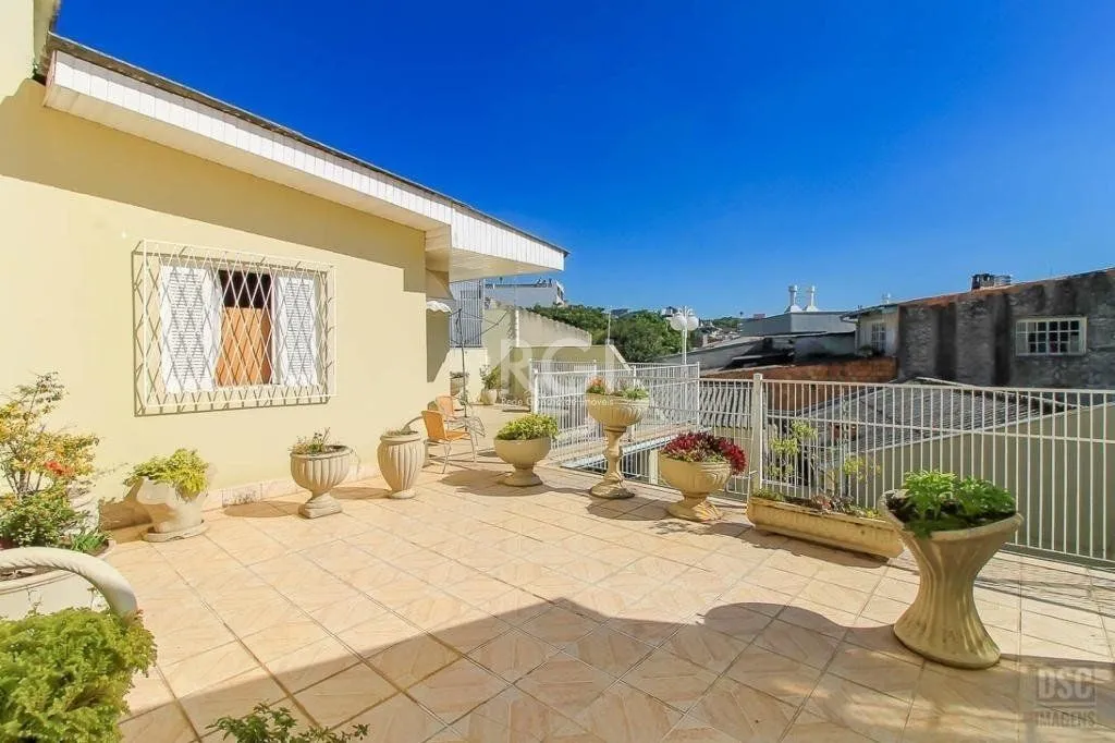 Imagem casa Living para 3 ambientes com lavabo, cozinha com pia e armários planejados