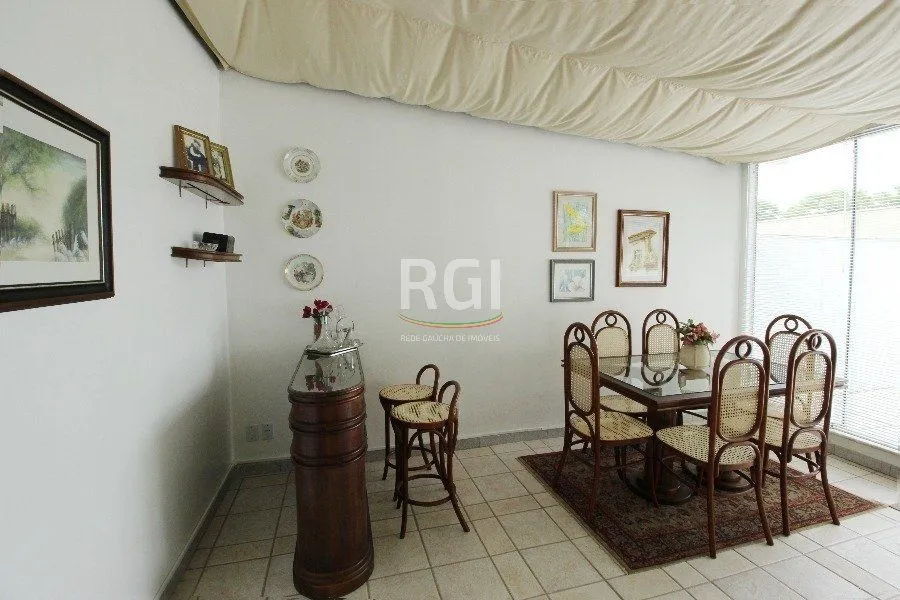 Imagem Casa para Venda - 280m², 3 dormitórios, 2 vagas - Petrópolis