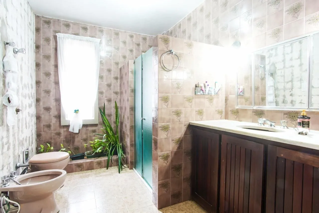Imagem Casa com 300m², localizada na zona sul de Porto Alegre, com lareira, piscina e 3 vagas de garagem cobertas.