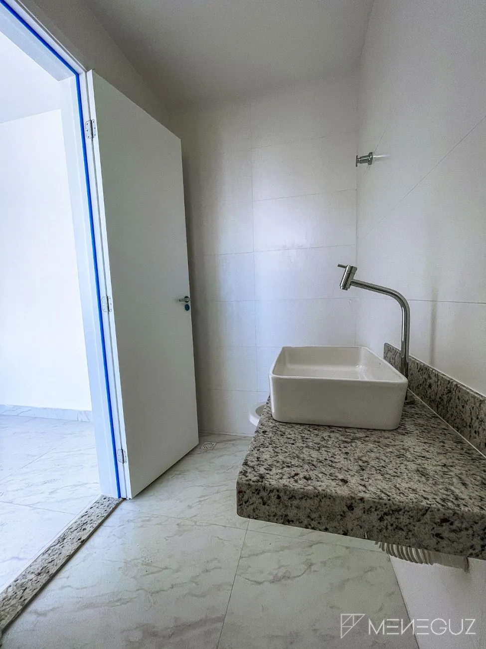 Imagem Apartamento com dois quartos, sendo duas suítes a venda na Praia do Morro, em Guarapari, a duas quadras do mar