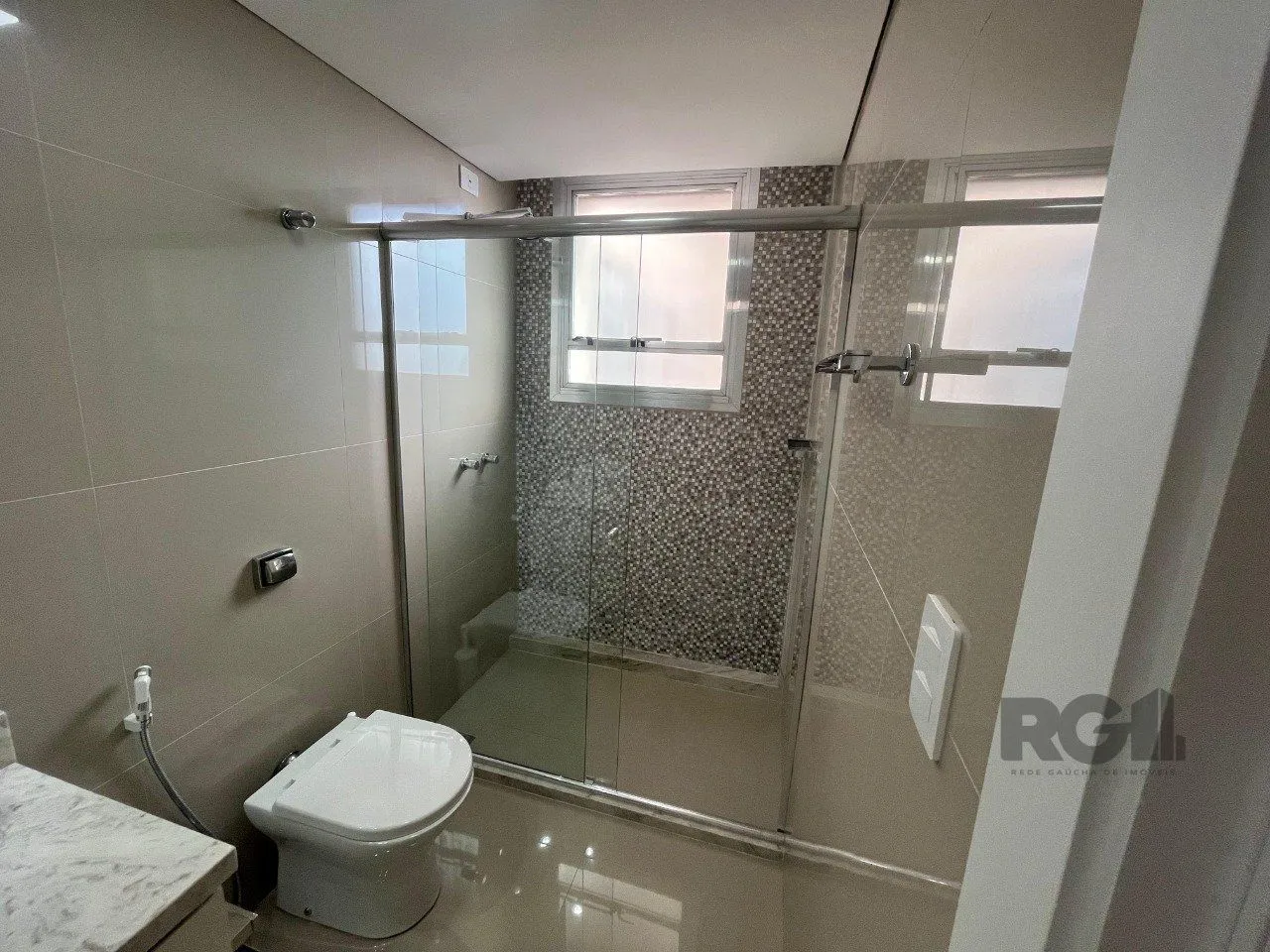 Imagem Apartamento de três quartos, suíte e uma vaga de garagem no bairro Independência em Porto Alegre.
