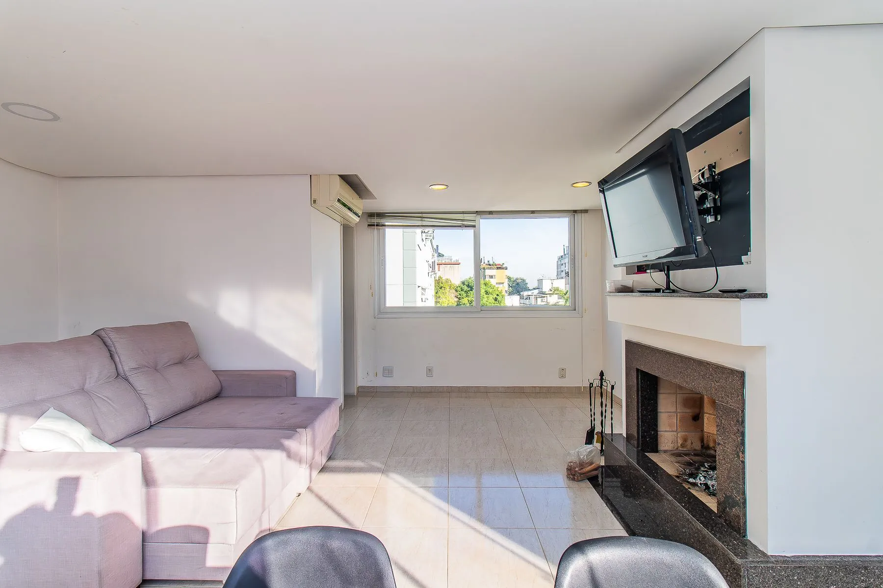 Imagem Amplo apartamento duplex com 2 dormitórios e 1 vaga de garagem.