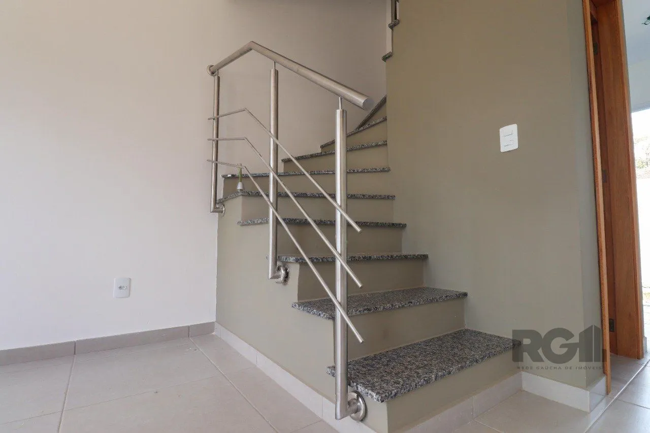 Imagem CASA ESTILO SOBRADO COM 2 QUARTOS E PÁTIO, À VENDA NO BAIRRO VILA NOVA, EM PORTO ALEGRE/RS