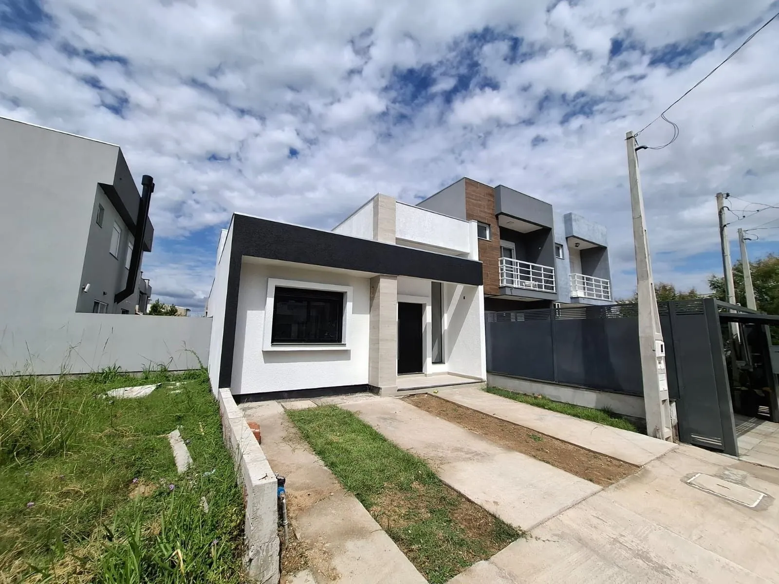 Imagem Casa 3 Dorm com Pé Direito Alto e 2 Vagas | Zona Sul POA