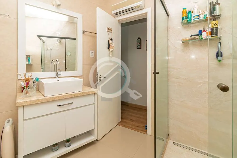 Imagem Descubra o charme deste apartamento totalmente reformulado, localizado no vibrante bairro de Petróp...