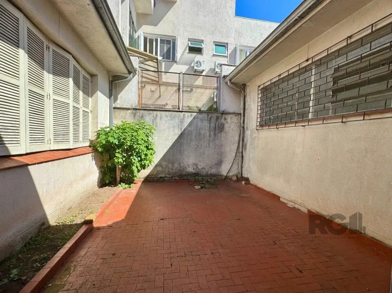 Imagem Casa de 5vquartos e 3 vagas de garagem no bairro Santana em Porto Alegre