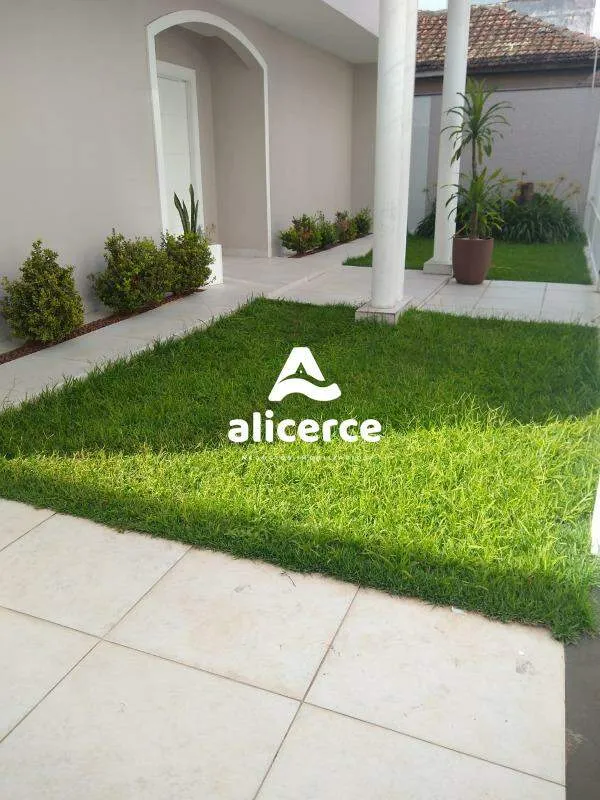 Imagem Casa Alto `Padrão a 1 quadra da Beira-Mar Continental | 3 Dormitórios I 4 Vagas de Garagens I Piscina no bairro Estreito - Florianópolis/SC
