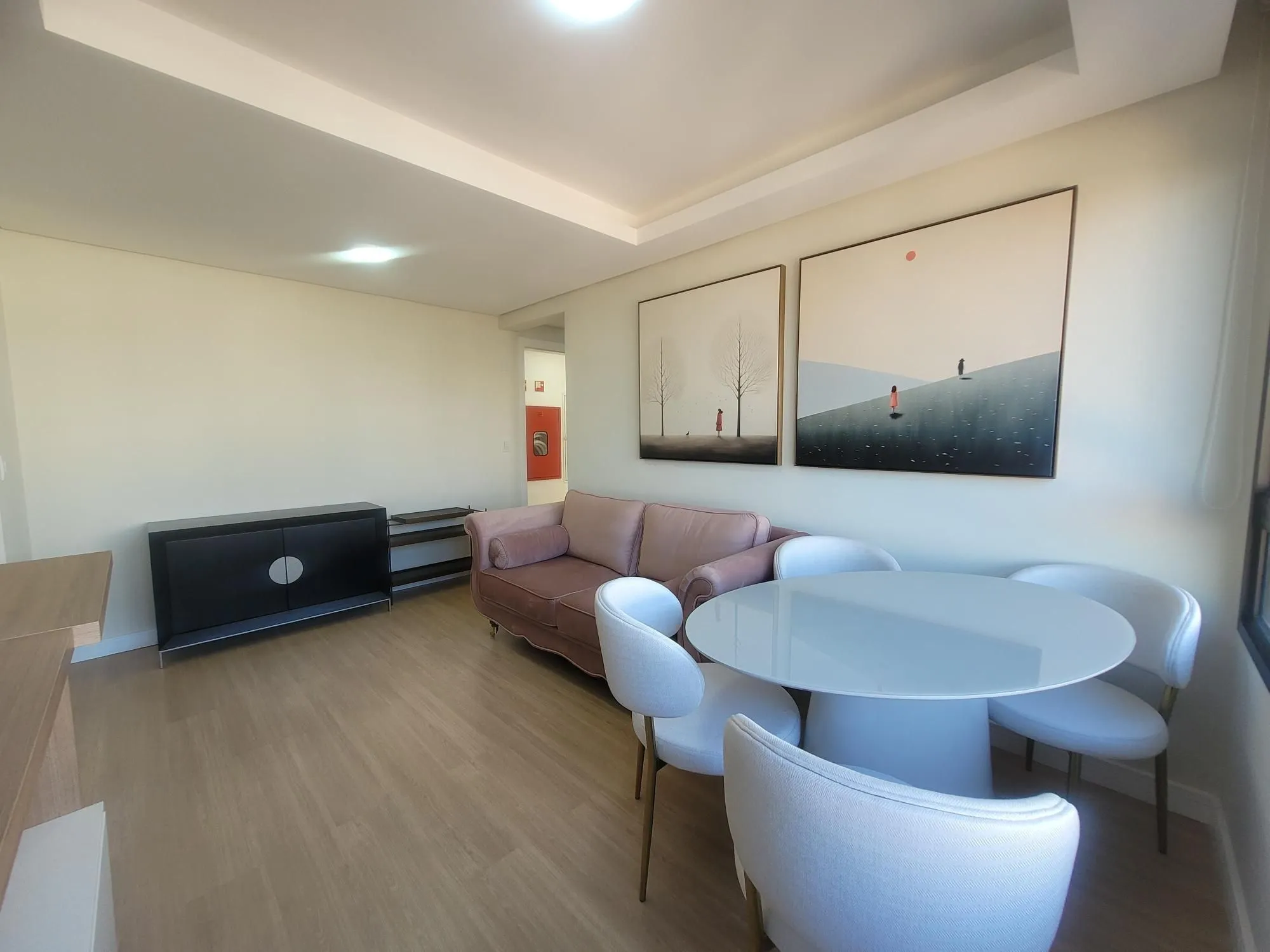 Imagem Excelente apartamento 2 dormitórios semi mobiliado no Mont`t Serrat