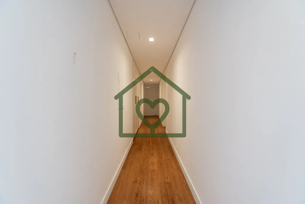 Imagem A Bridge Imóveis vende apartamento de 145 m², em andar alto, com 3 suítes, living para três ambi...
