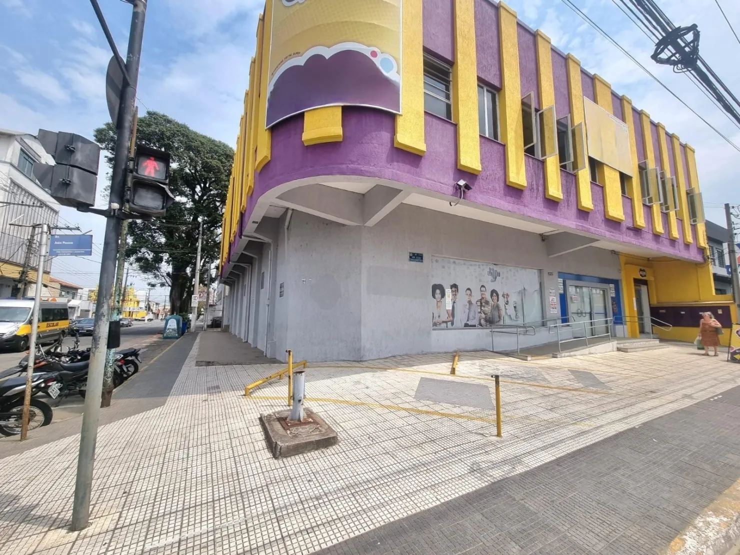 Imagem Ponto Comercial de Esquina com 360m², Grande Visibilidade, 3 Banheiros, Cozinha e Estacionamento Privativo