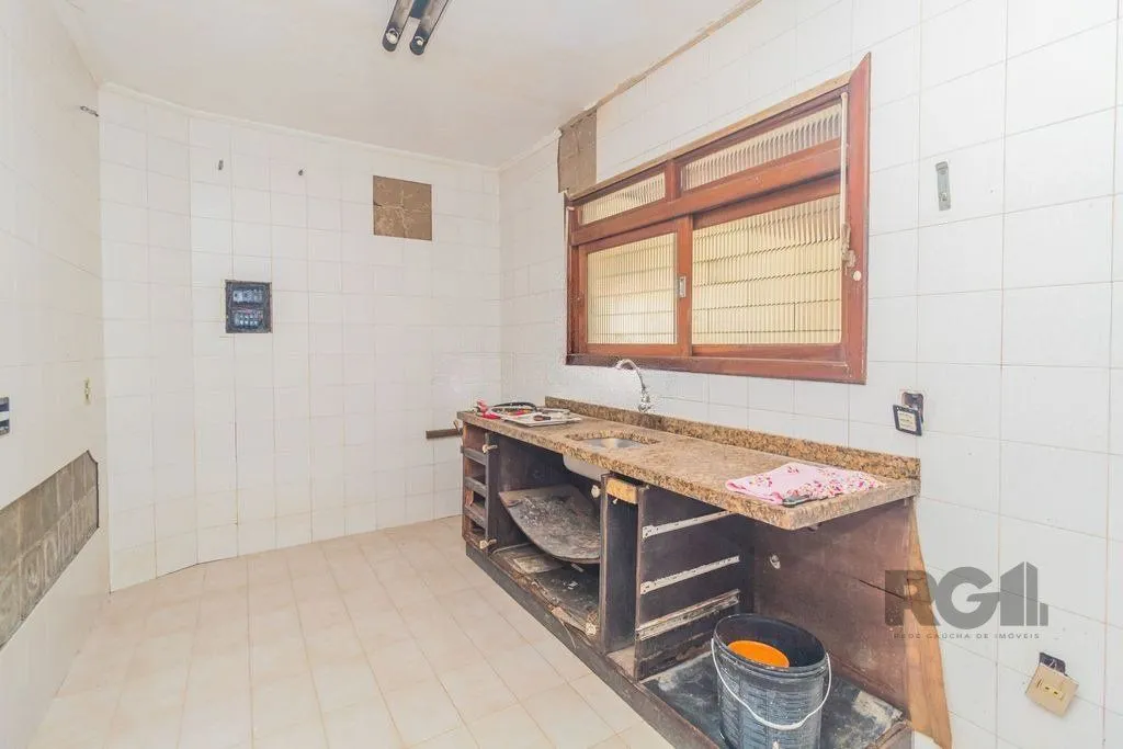 Imagem Casa com 240m², 3 dormitórios, 6 vagas no bairro Sarandi