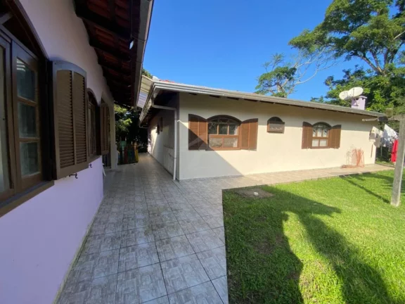 Imagem CASA COM AMPLO TERRENO, 3 QUARTOS, CENTRO