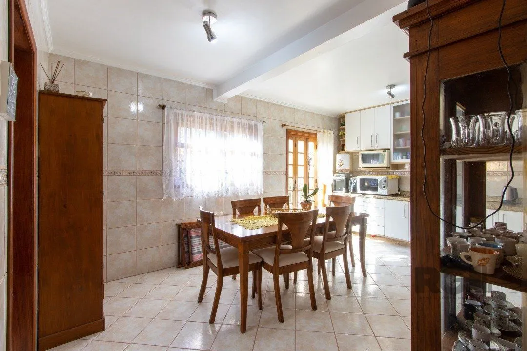 Imagem Casa de alvenaria, 3 quartos, 1 suíte, 4 banheiros e 5 vagas de garagem.