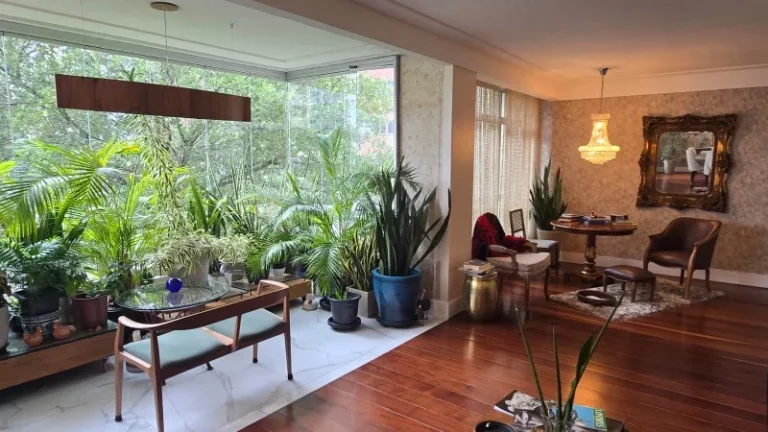 Imagem A 5ª Avenida Imóveis, selecionou esse exclusivo apartamento de 3/4 para você morar com muito charme no bairro mais tradicional de Salvador: A Graça