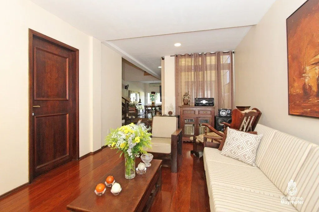 Imagem Casa para Venda - 240m², 5 dormitórios, sendo 1 suites, 3 vagas - Menino Deus