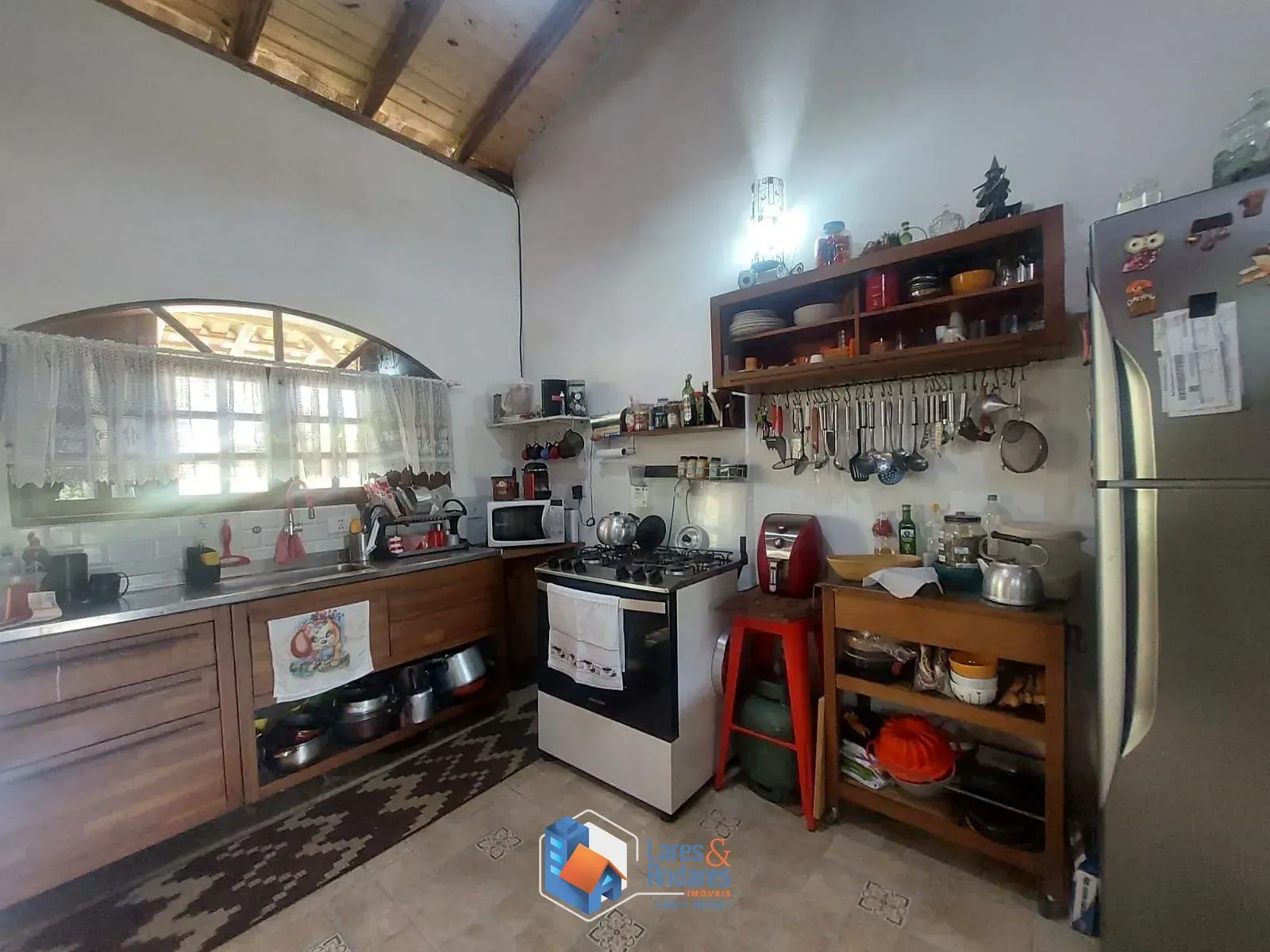 Imagem CASA RÚSTICA EM CONDOMÍNIO, 243 M² DE ÁREA ÚTIL, ÁREA TOTAL DE 1.801 M², 2 SUÍTES, 3 SALAS, 3 VAGAS E PORTARIA 24 HORAS - COTIA - SP