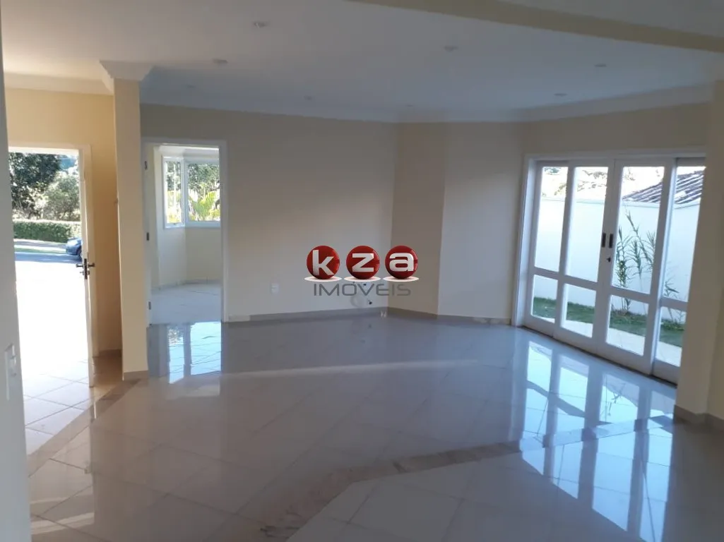 Imagem Casa de 3 quartos no Condomínio Terras do Caribe, em Valinhos-SP: 3 salas, 1 suíte, 4 vagas de garagem e 218m² de área.