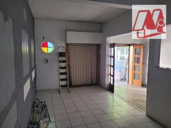 Imagem No bairro Bom Fim, prédio de 2 andares com pátio