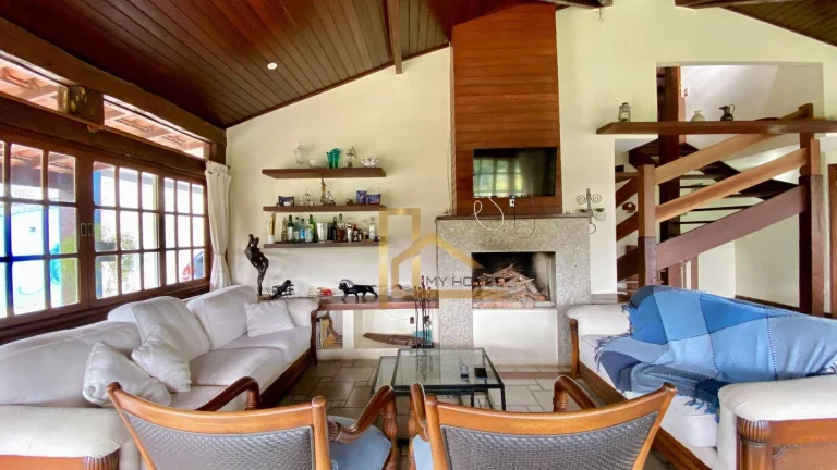 Imagem Casa com 5 dormitórios sendo 2 suítes à venda, 220 m² por R$ 990.000 - Golfe - Teresópolis/RJ