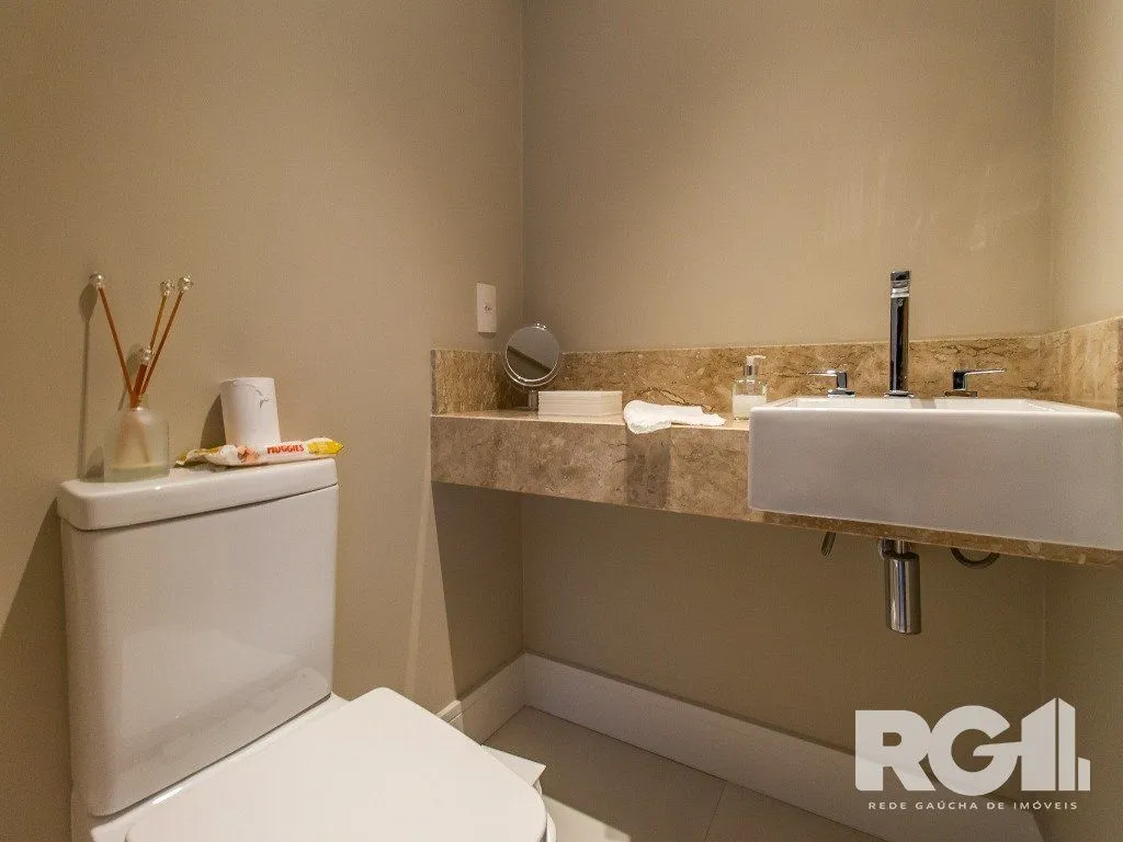 Imagem Belíssimo apartamento todo decorado por arquiteto. Apartamento com 170 m2, 3 suítes, sendo 1 suíte máster no bairro Petrópolis.