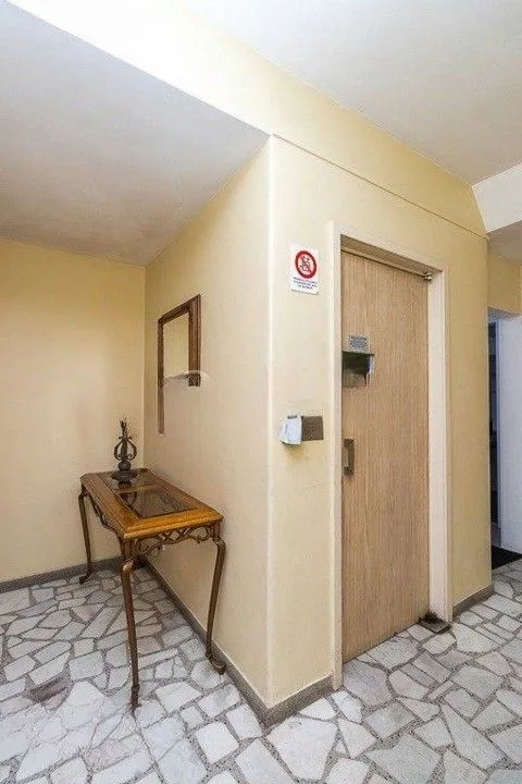 Imagem Formidável apartamento com 3 dormitórios (2 deles são suíte), peças amplas e bem iluminadas, banheiro auxiliar e cozinha com área de serviço separada. Dispõe de uma vaga de garagem coberta. Edifício com elevador e sistema de segurança por câmeras.