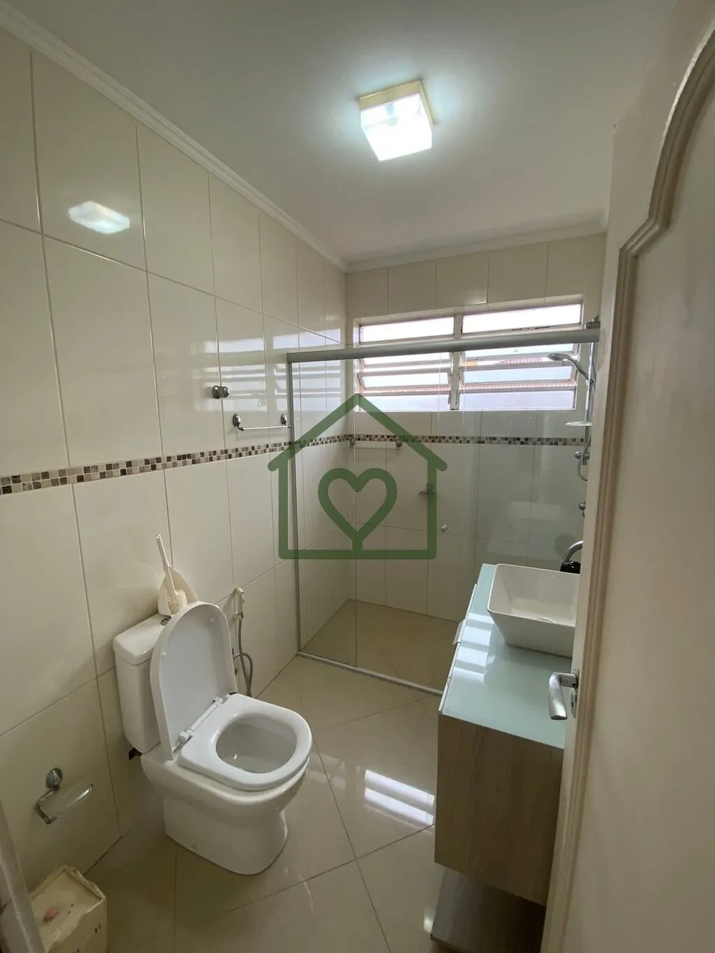 Imagem Casa no bairro Chácara das Pedras com 4 dormitórios, sendo duas suítes, escritório, banheiro soc...