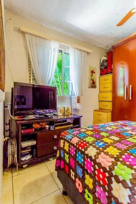 Imagem Casa térrea com 3 dormitórios, amplo pátio e 2 vagas de garagem cobertas.