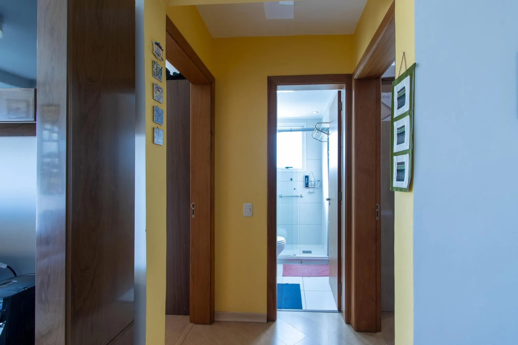 Imagem Apartamento de 2 dormitórios, na zona sul de Porto Alegre, semi-mobiliado, churrasqueira e box escriturado.