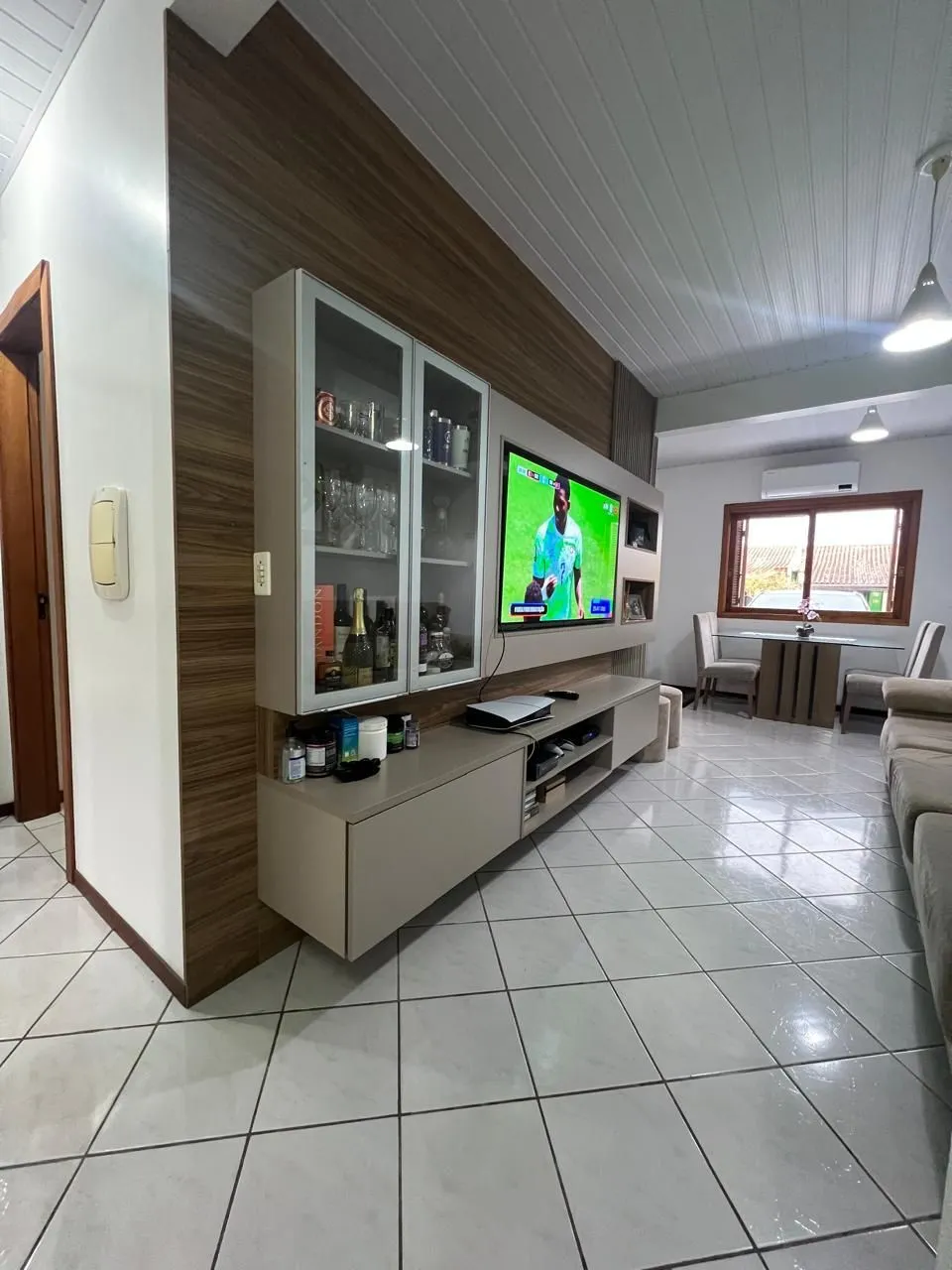 Imagem Impecável Casa Mobiliada com 3 Dormitórios localizada no loteamento Moradas do sul