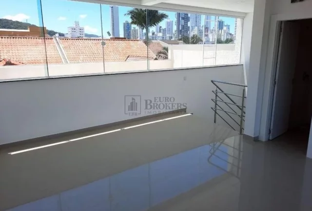 Imagem Sobrado triplex no Centro de Balneário Camboriú.