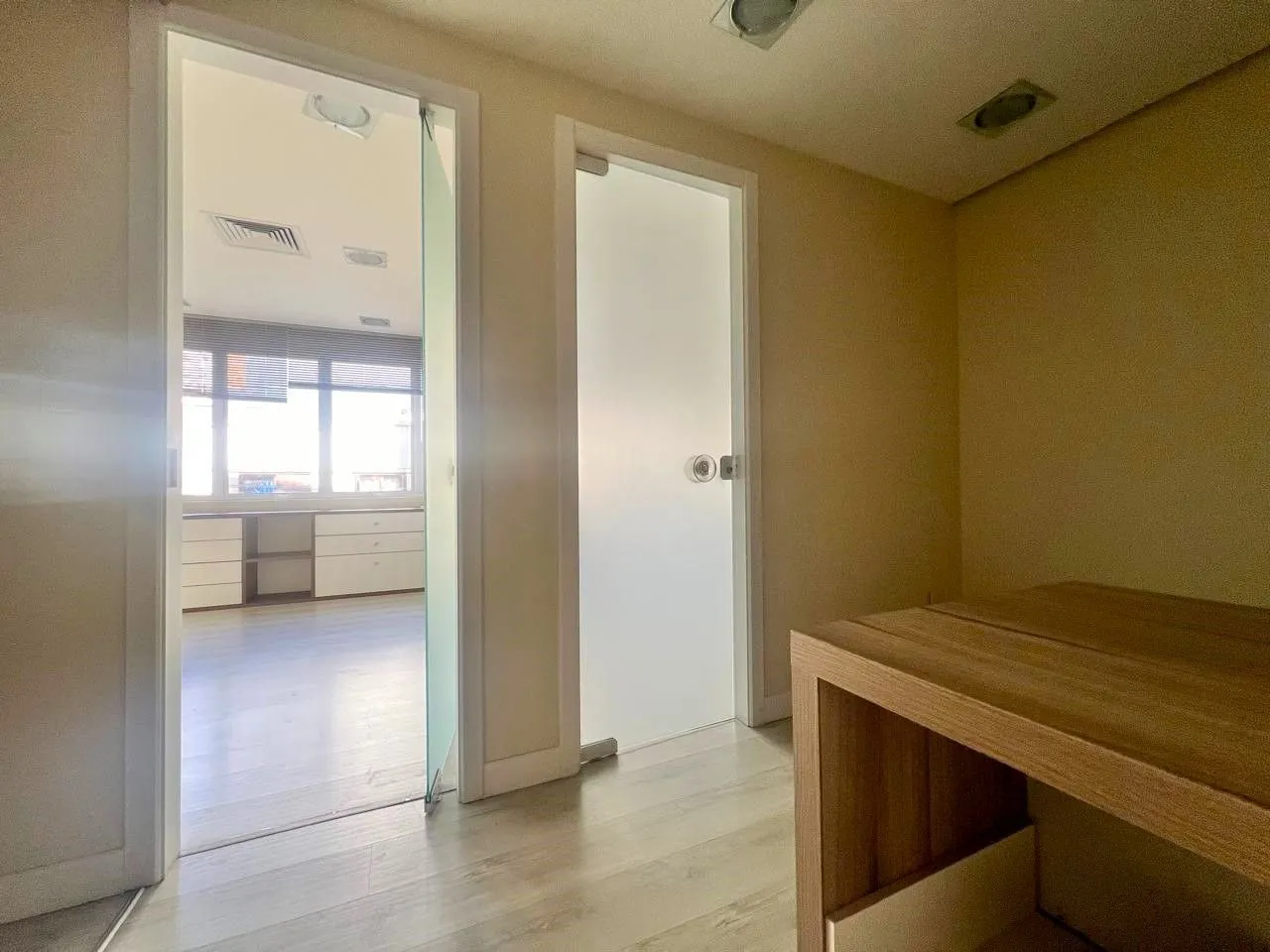 Imagem SALA COMERCIAL SEMIMOBILIADA COM VAGA, PARA VENDA OU LOCAÇÃO NO BAIRRO CENTRO HOSTÓRICO!