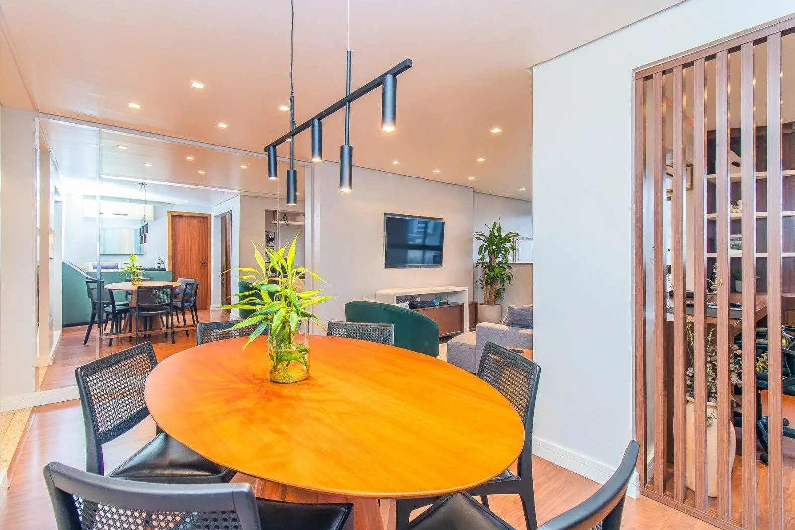 Imagem Apartamento Reformado e Mobiliado com 101m² e 2 Vagas no Coração do Rio Branco