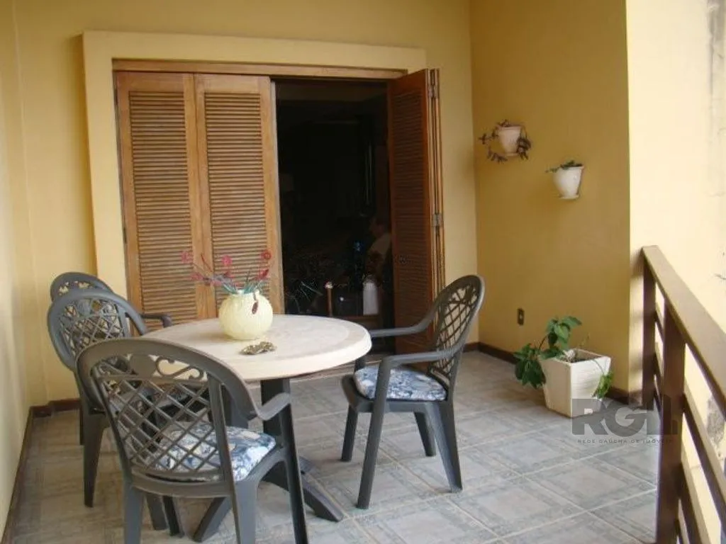 Imagem Casa de 370m² - 4 dormitórios, 2 suítes e 4 vagas de garagem no bairro Espírito Santo